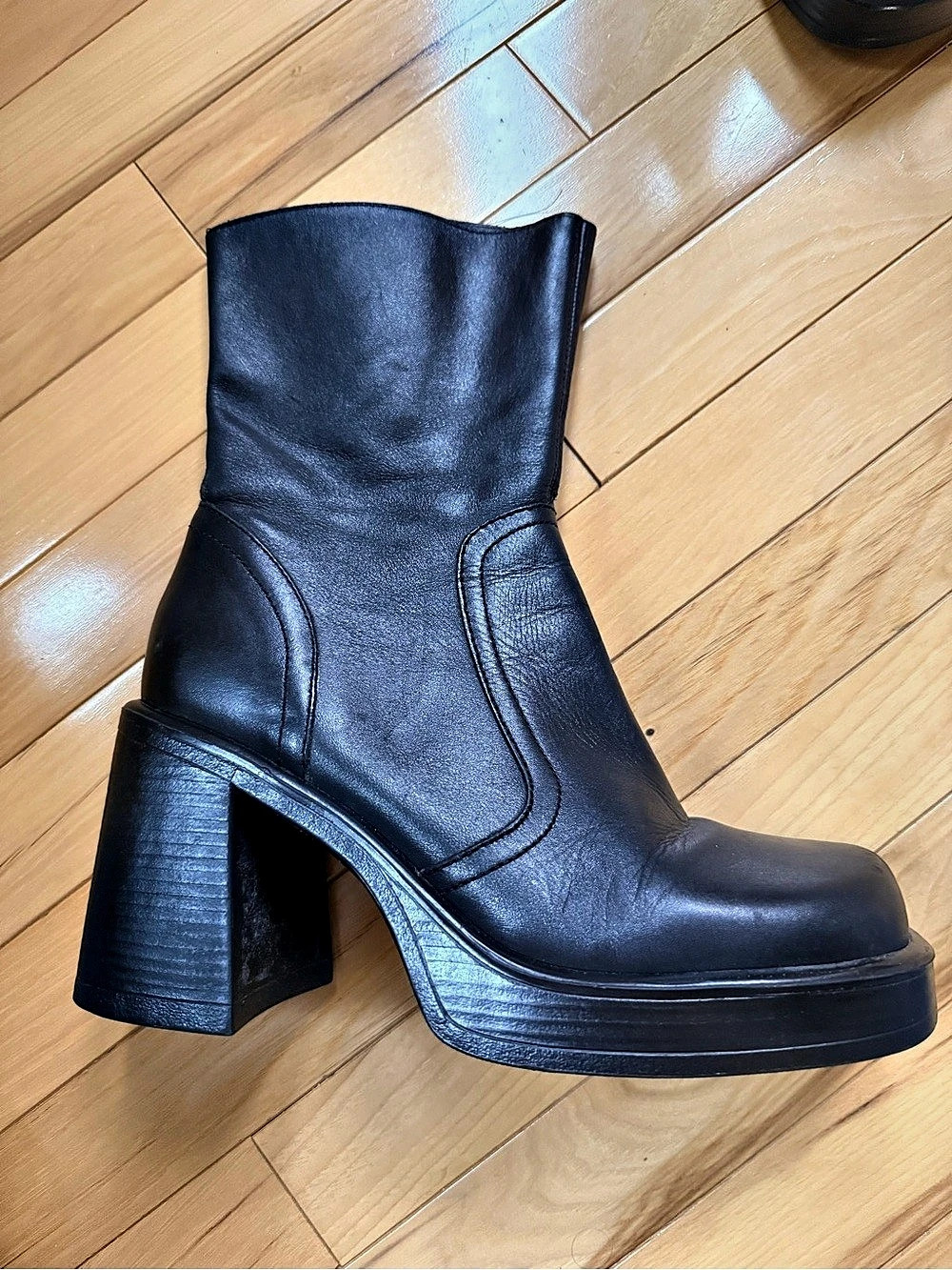 Steve Madden Size 10B Bridge Leather Platform Heeled Boots in Black
